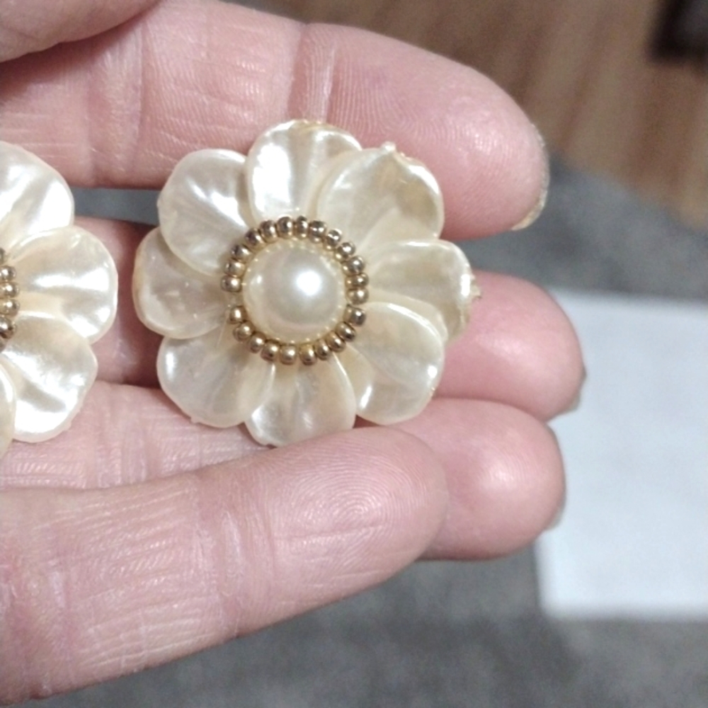 VINTAGE CLUSTERED IVORY SHELL FLORAL SILVER-TONE CLIP-ON DROP 1.2" EARRINGS - Picture 9 of 10